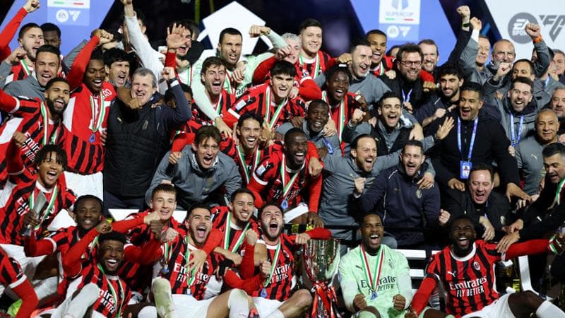 Il Milan festeggia la vittoria della Supercoppa