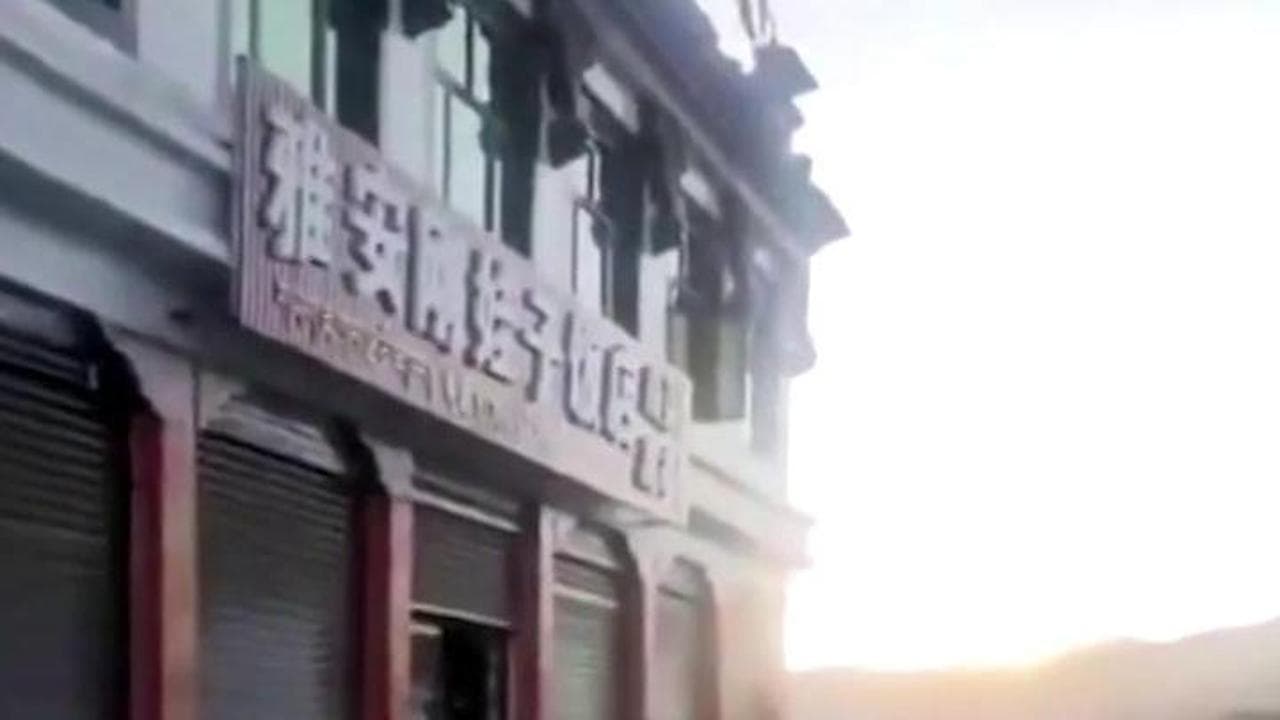 Terremoto in Tibet, case distrutte e macerie in strada nella regione dell'Everest