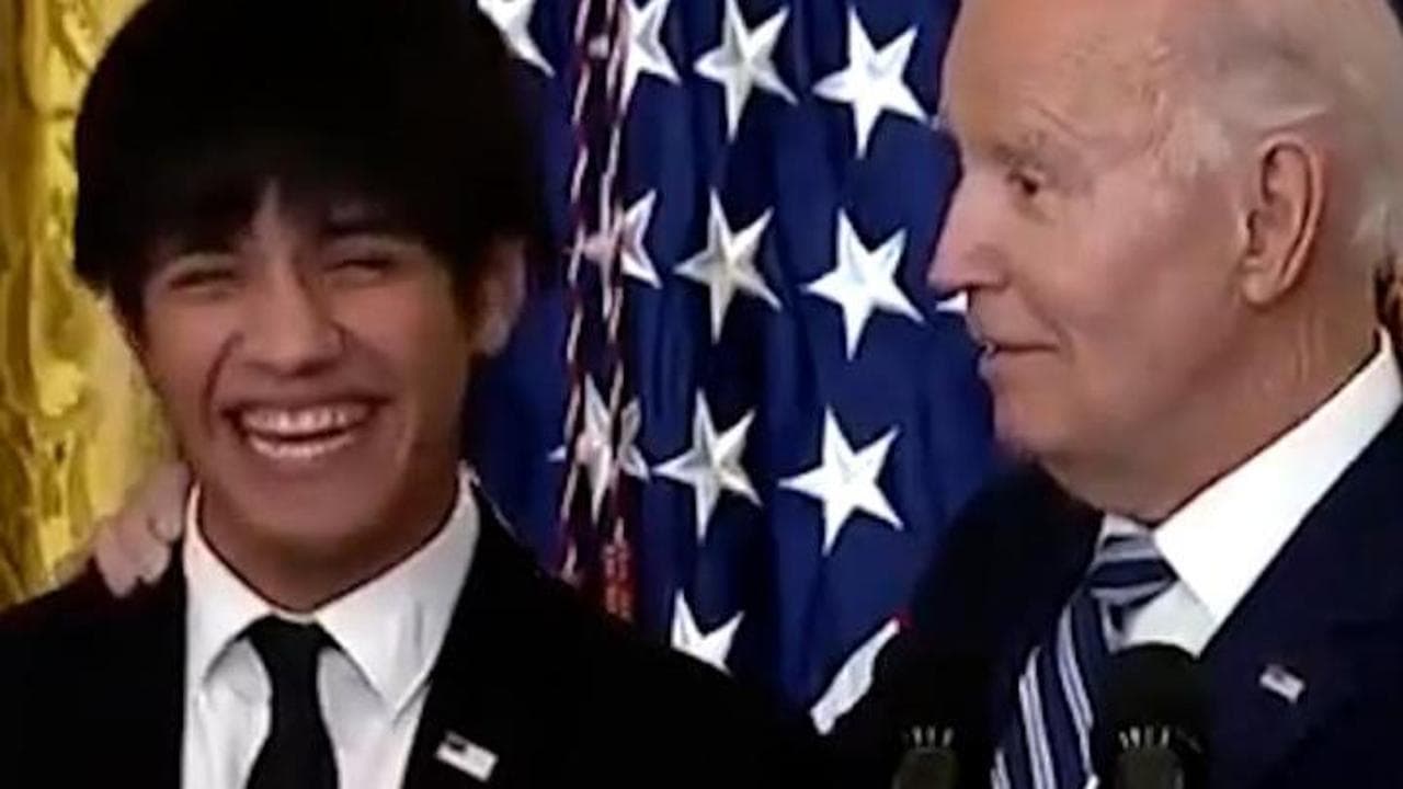 Joe Biden e la gaffe di buon compleanno: canta gli auguri ma dimentica il nome del festeggiato