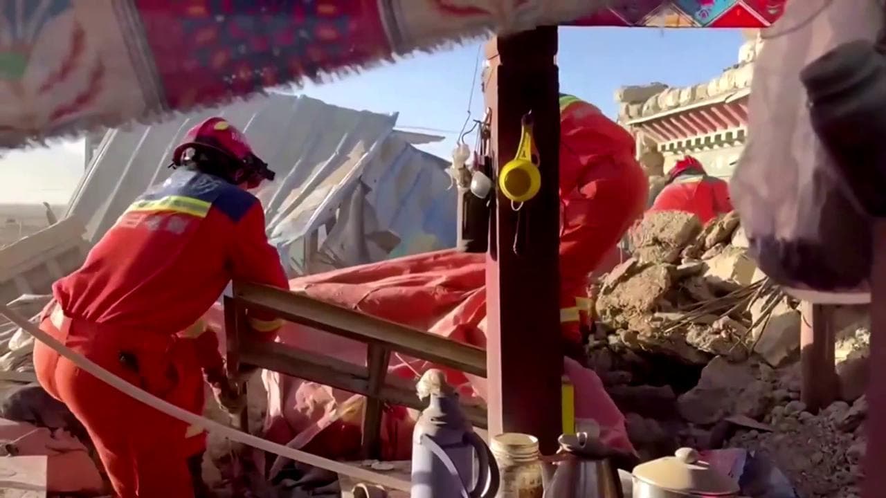 Terremoto Tibet, soccorritori scavano con le mani per cercare persone intrappolate sotto le macerie