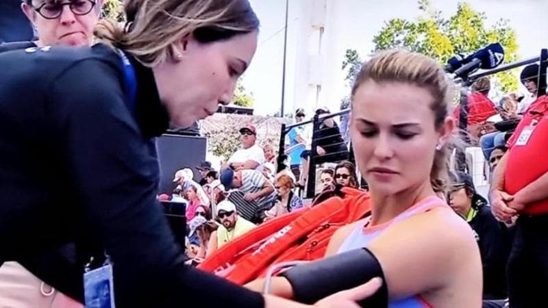 Un medico misura la pressione a Anna Kalinskaya
