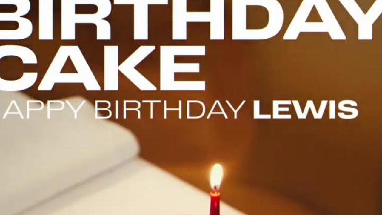 Lewis Hamilton festeggia 40 anni: torta rosso Ferrari e candelina per un compleanno magico