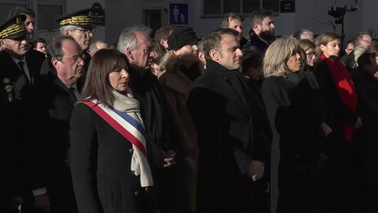 Parigi, il minuto di silenzio per la strage di Charlie Hebdo