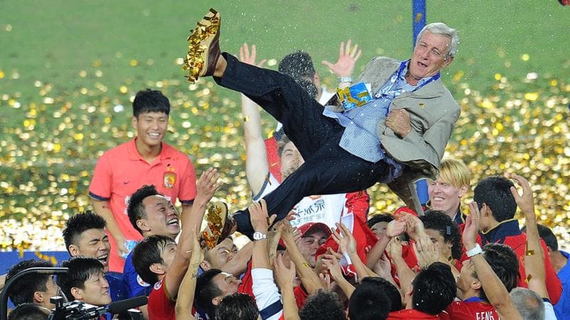 Marcello Lippi portato in trionfo dopo il trionfo nella Champions League asiatica