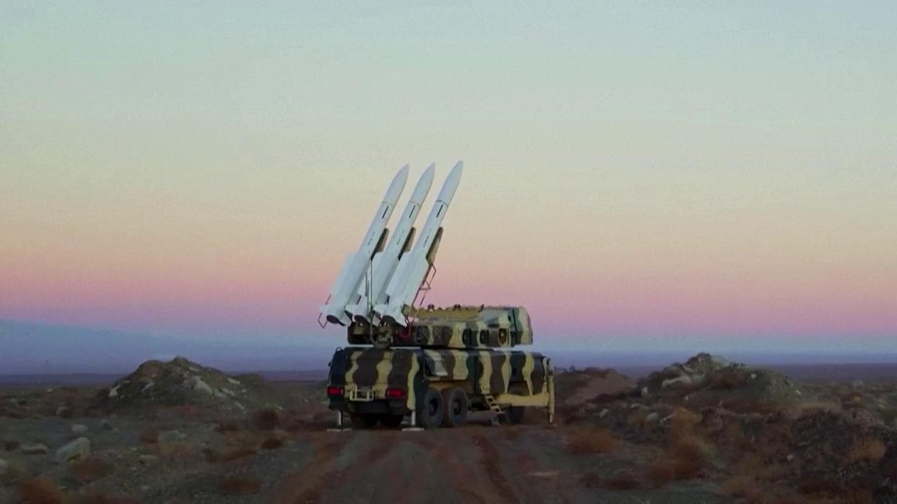 Iran, esercitazioni militari vicino al sito nucleare di Natanz: le immagini diffuse dall'esercito