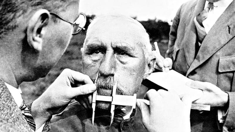 Germania 1941: medici e scienziati nazisti misurano&nbsp;il naso di un tedesco&nbsp;per determinare la razza
