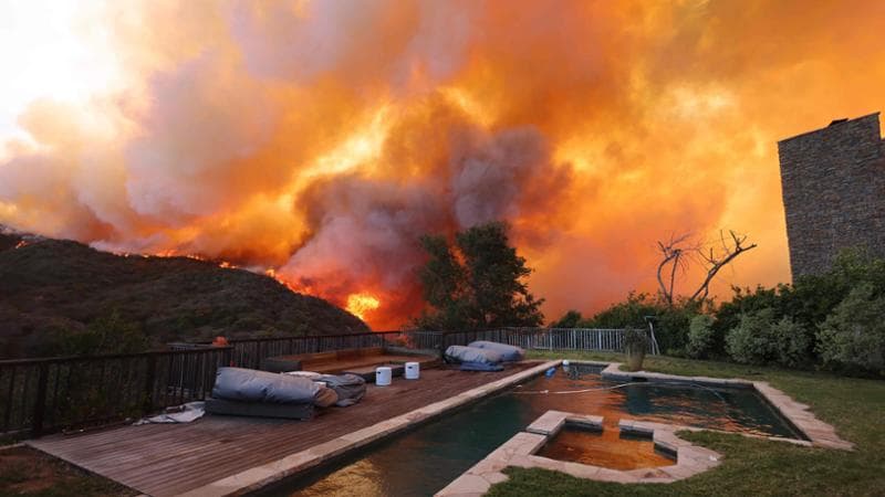 Incendi a Los Angeles, vento e fuoco: via in 30mila. Brucia l'oasi di Hollywood, l’attore Woods filma roghi