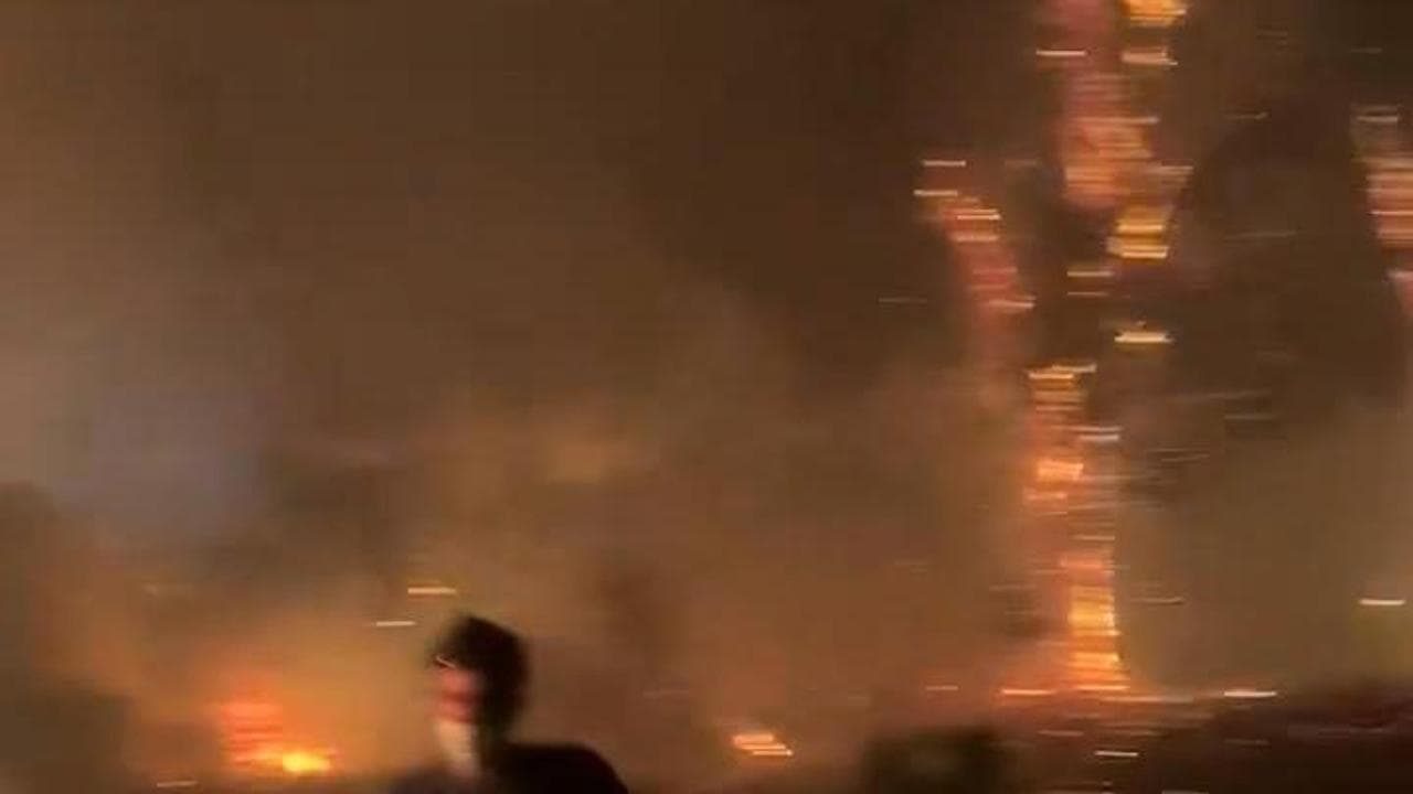 Incendio a Los Angeles, due ragazzi fuggono dalla casa circondata dalle fiamme