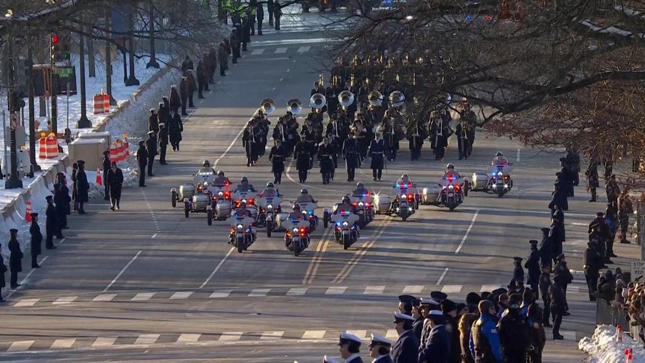 La salma di Jimmy Carter al Campidoglio: la processione del feretro lungo Constitution Avenue