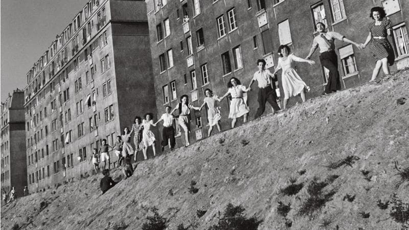 Uno scatto di Robert Doisneau dal libro "La banlieue di Parigi" (edizioni Clichy) firmato con lo scrittore Blaise Cendrars