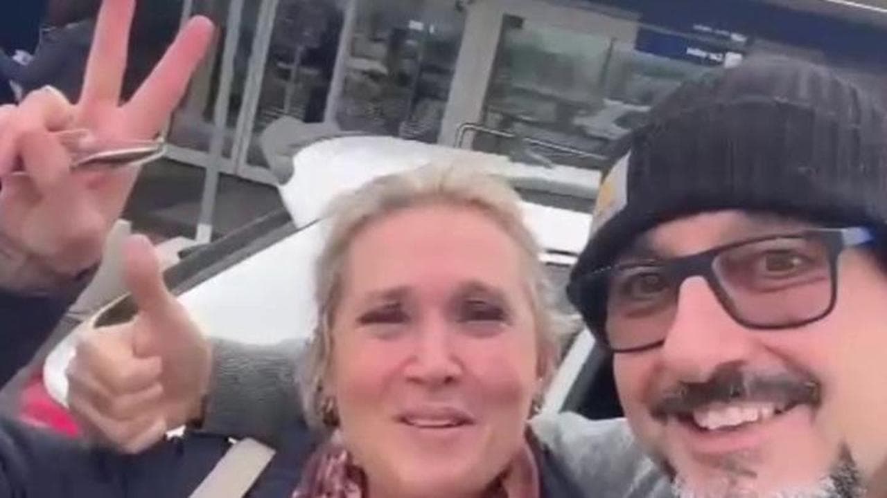 Cecilia Sala, la mamma della giornalista in aeroporto: "È libera, evviva"