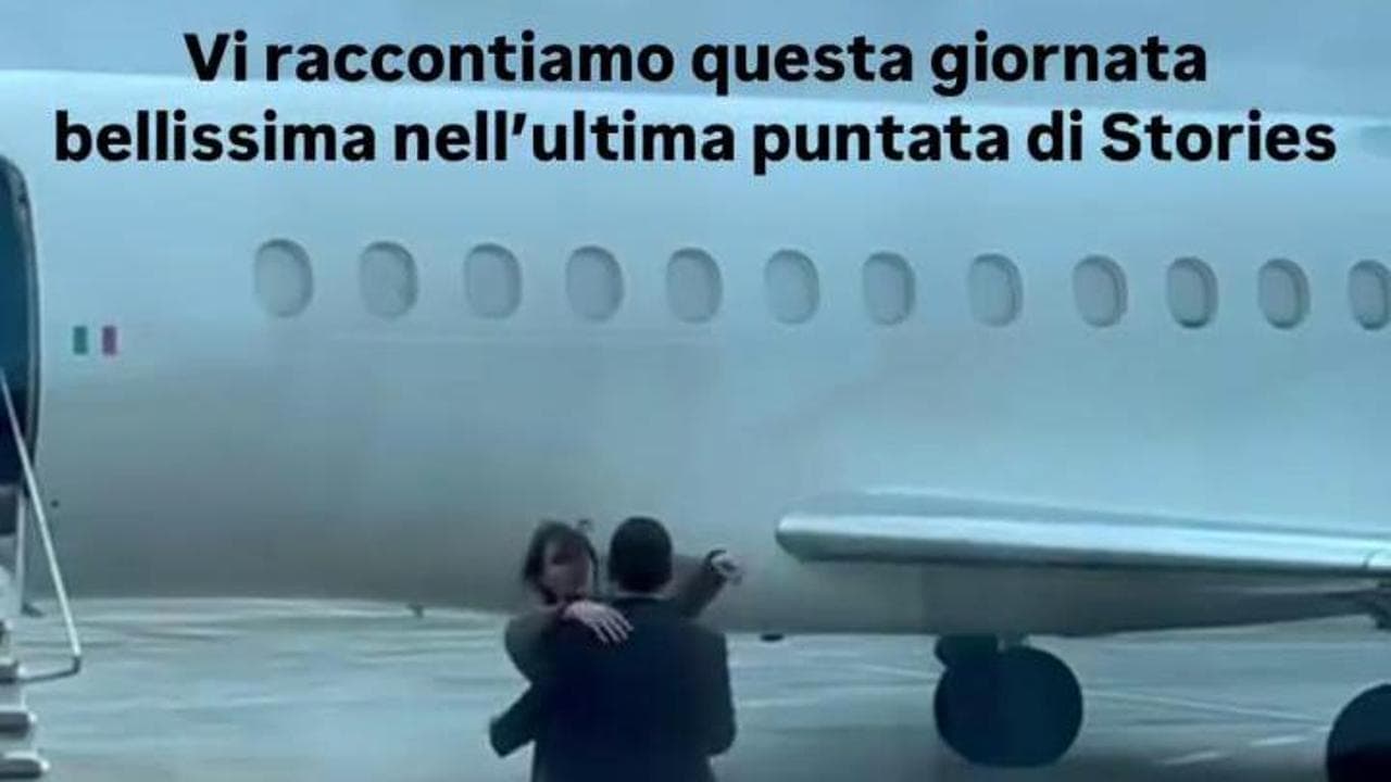Cecilia Sala è in Italia: l'abbraccio con il compagno appena scesa dall'aereo