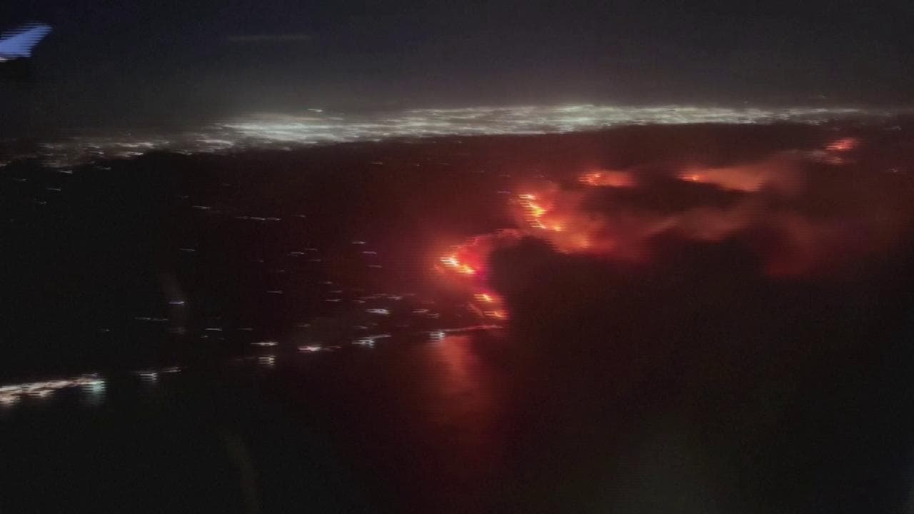 Los Angeles, gli incendi a Pacific Palisades dall'aereo. Le autorità: "Raddoppiati nelle ultime ore"