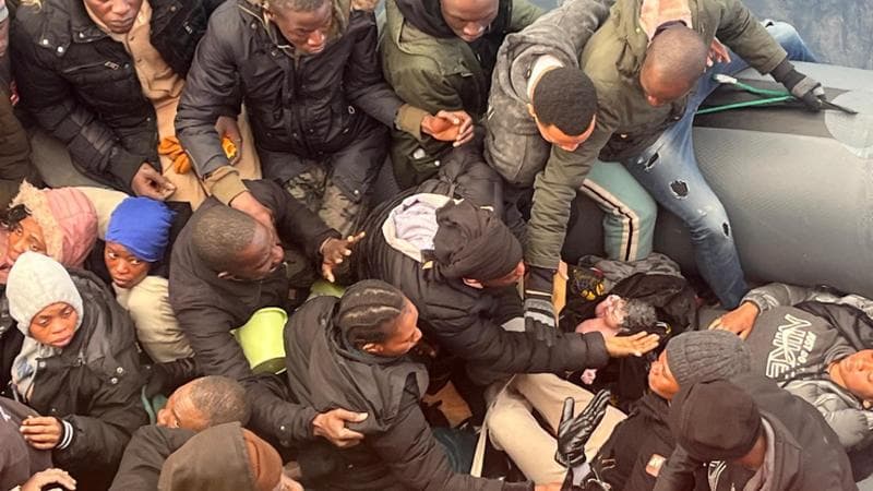 Canarie, il miracolo dell’Epifania nella foto del bebè nato sul barcone dei migranti