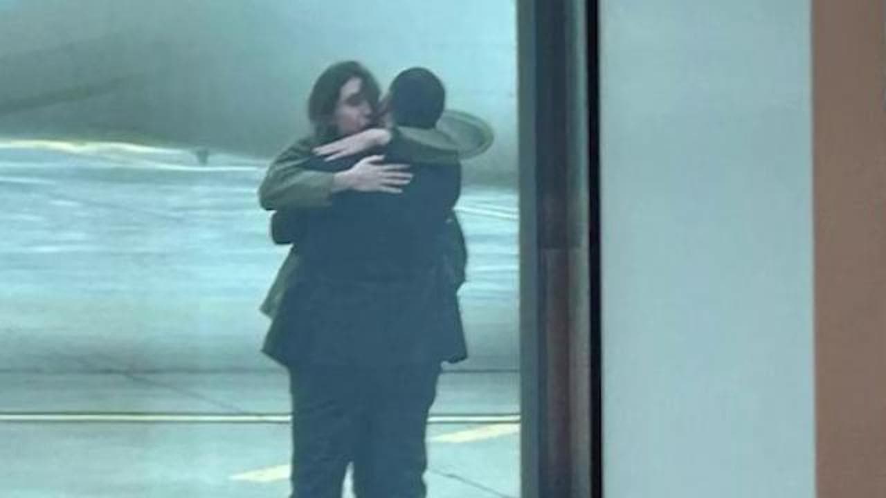 Cecilia Sala, le prime parole scesa dall'aereo: "Ciao sono tornata"
