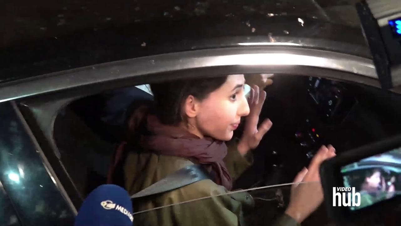 Cecilia Sala finalmente a casa, pollici alzati verso i cronisti: "Grazie a tutti"