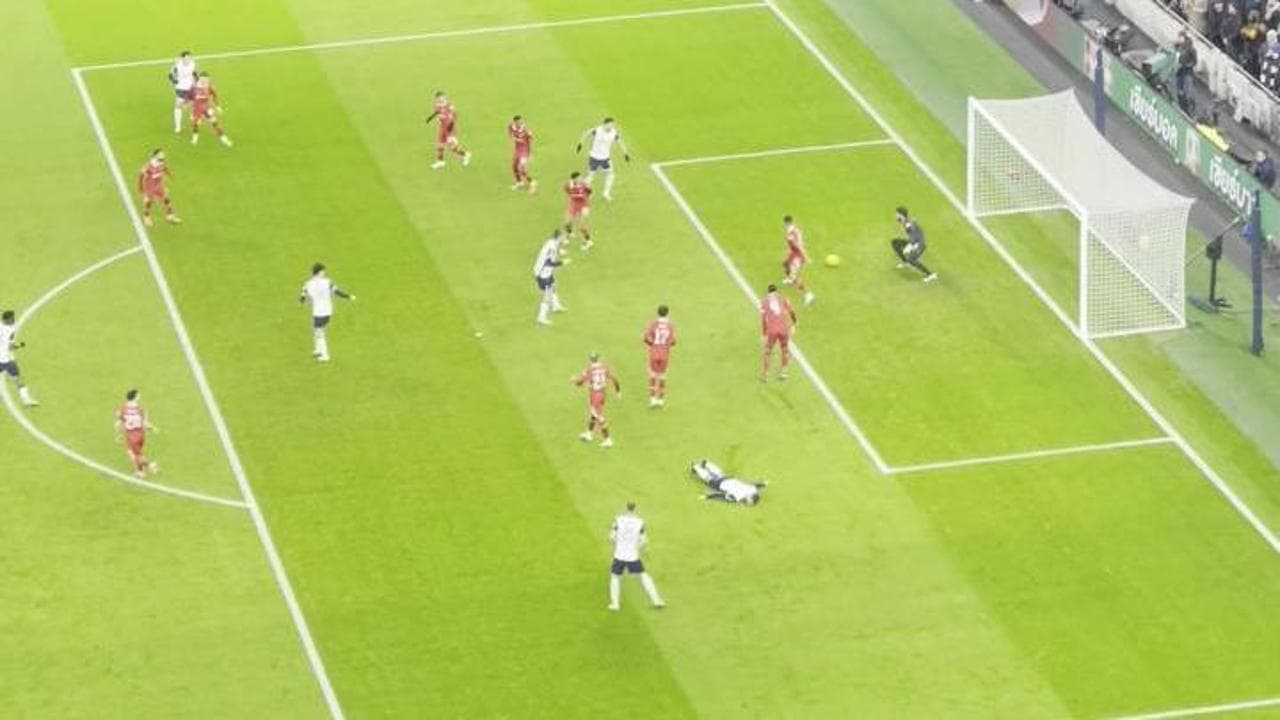 Paura per Rodrigo Bentancur, che crolla a terra durante Tottenham-Liverpool