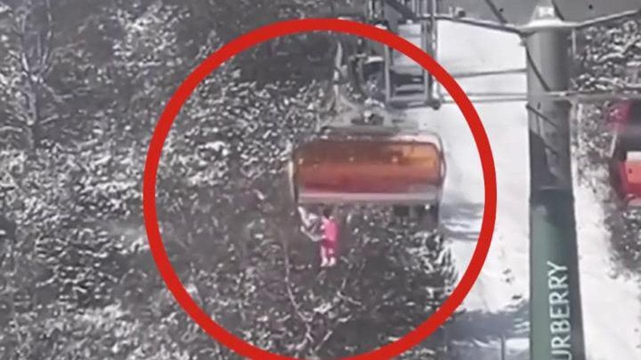 Cina, bambina scivola dalla seggiovia e resta appesa nel vuoto: si salva cadendo tra i rami innevati