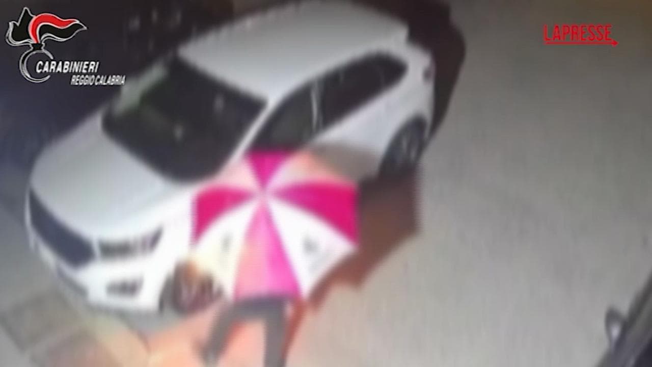 Reggio Calabria, fermato piromane seriale: le immagini mentre incendia automobili