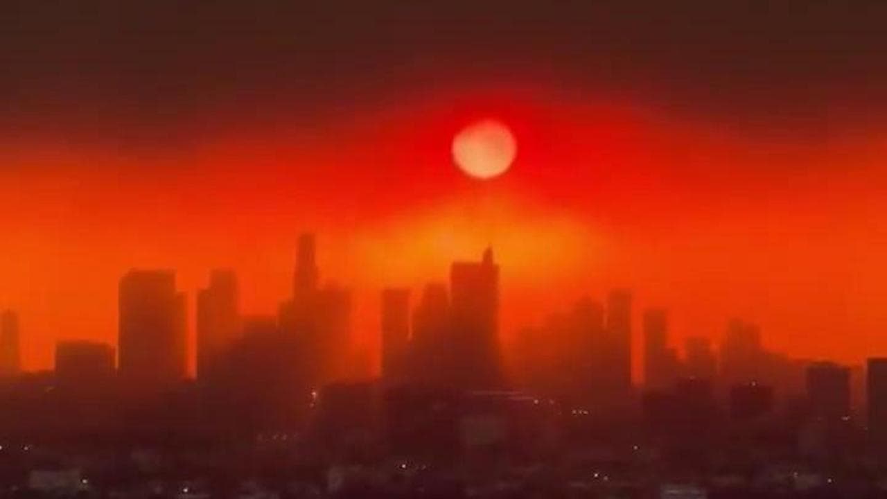 Los Angeles, l'alba di fuoco sulla città: il cielo si tinge di rosso