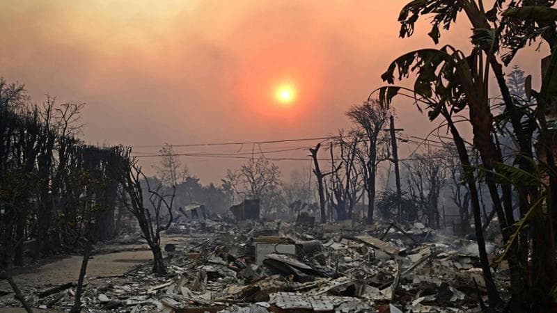 Los Angeles, news sull’incendio. Dieci morti, la sindaca: “Idranti non riescono a gestire devastazione”