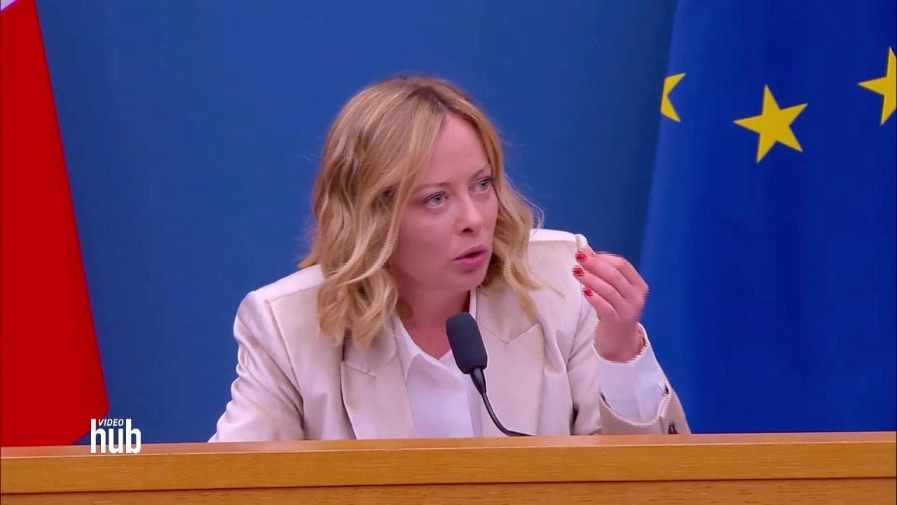 Meloni: "Mai parlato di complotto ma su mia sorella Arianna cosa è, strategia o cialtroneria?"