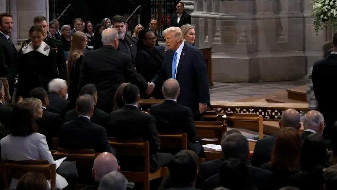 Funerali di Carter, Donald Trump stringe la mano a Mike Pence
