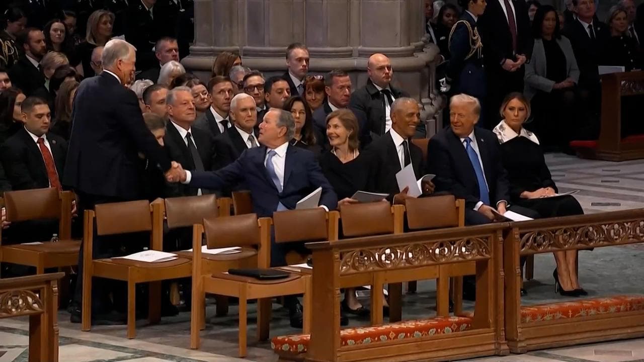 Obama e Trump chiacchierano sorridenti ai funerali di Carter