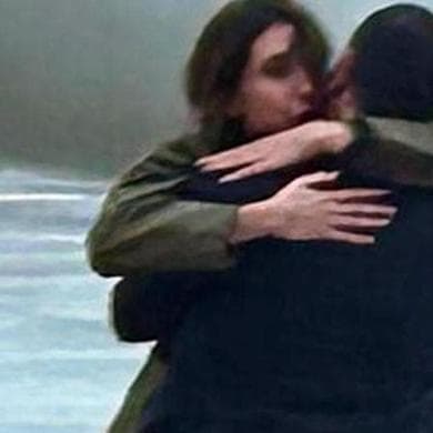 Il ritorno di Cecilia Sala. A Ciampino abbraccia il suo compagno Daniele Raineri
