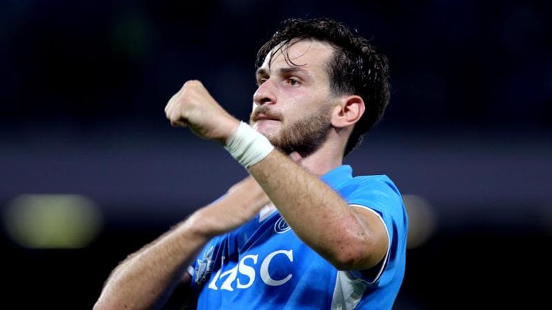 Khvicha Kvaratskhelia esulta dopo un gol