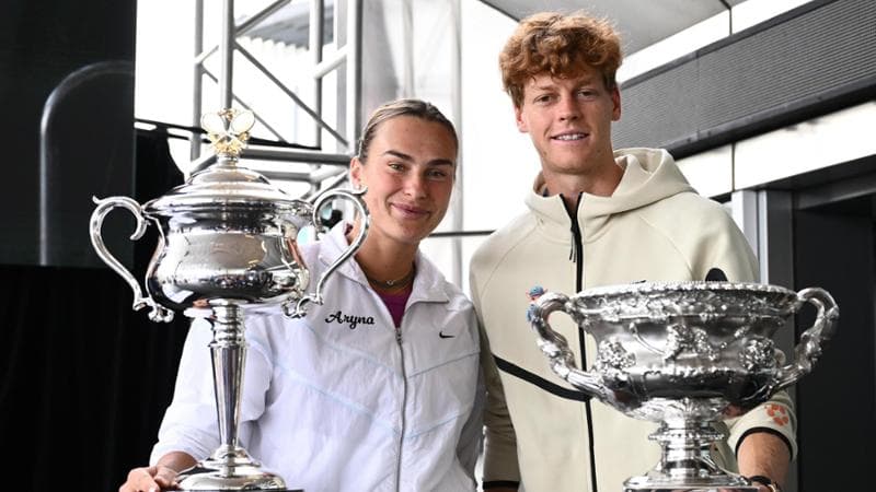 Jannik Sinner con Aryna Sabalenka durante la cerimonia del sorteggio