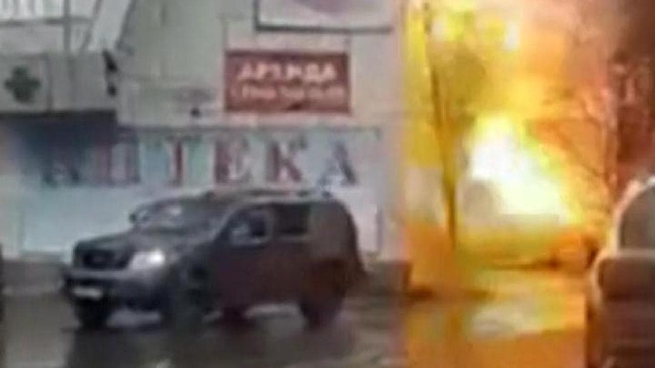 Mosca: "Kiev ha colpito con lanciarazzi Himars supermercato a Donetsk": le immagini dell'attacco
