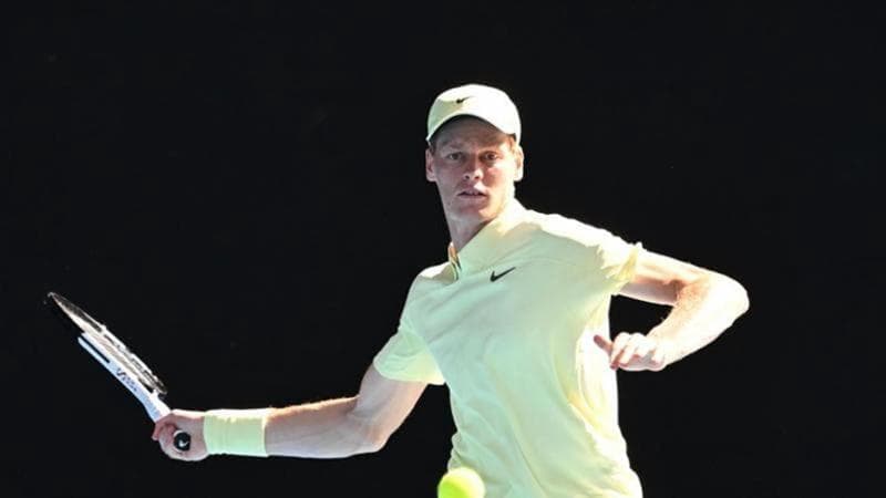 Sinner batte anche Tsitsipas in un match-esibizione a Melbourne: 6-3 7-6. Lunedì l’esordio con Jarry