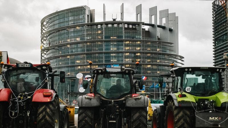 Le proteste degli agricoltori francesi e tedeschi davanti al Parlamento Europeo a Strasburgo, in occasione dell'ultima sessione plenaria, a dicembre
