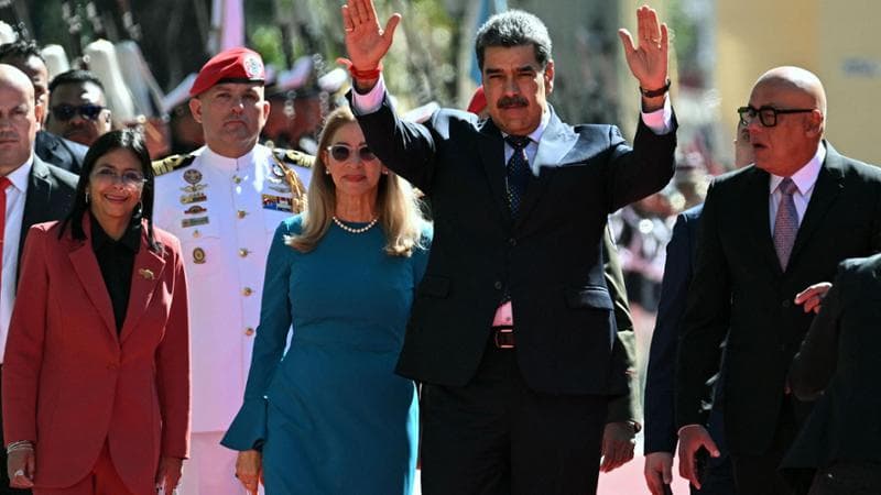 Venezuela, Maduro giura da presidente. Giallo sull’insediamento parallelo di González Urrutia