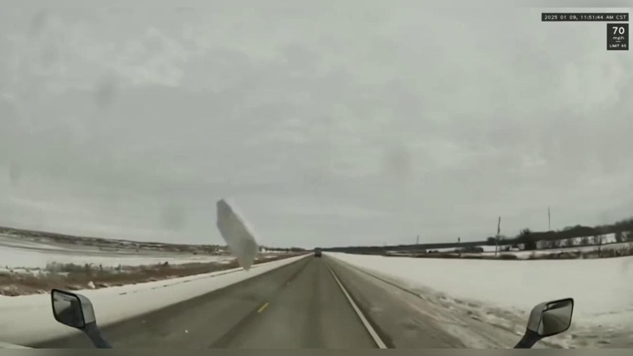 Ecco cosa succede se non si rimuove la neve dall'auto: il drammatico incidente