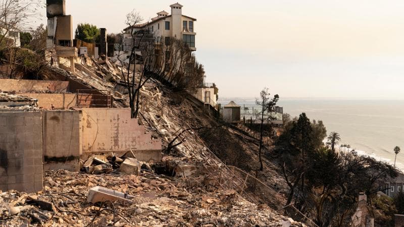 Los Angeles, le fiamme non rallentano e ora minacciano anche Beverly Hills