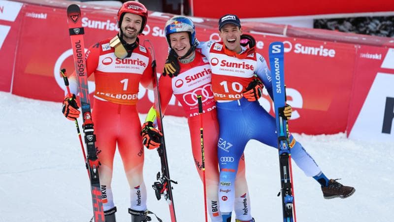 Luca de Aliprandini festeggia con Marco Odermatt e Loic Meillard