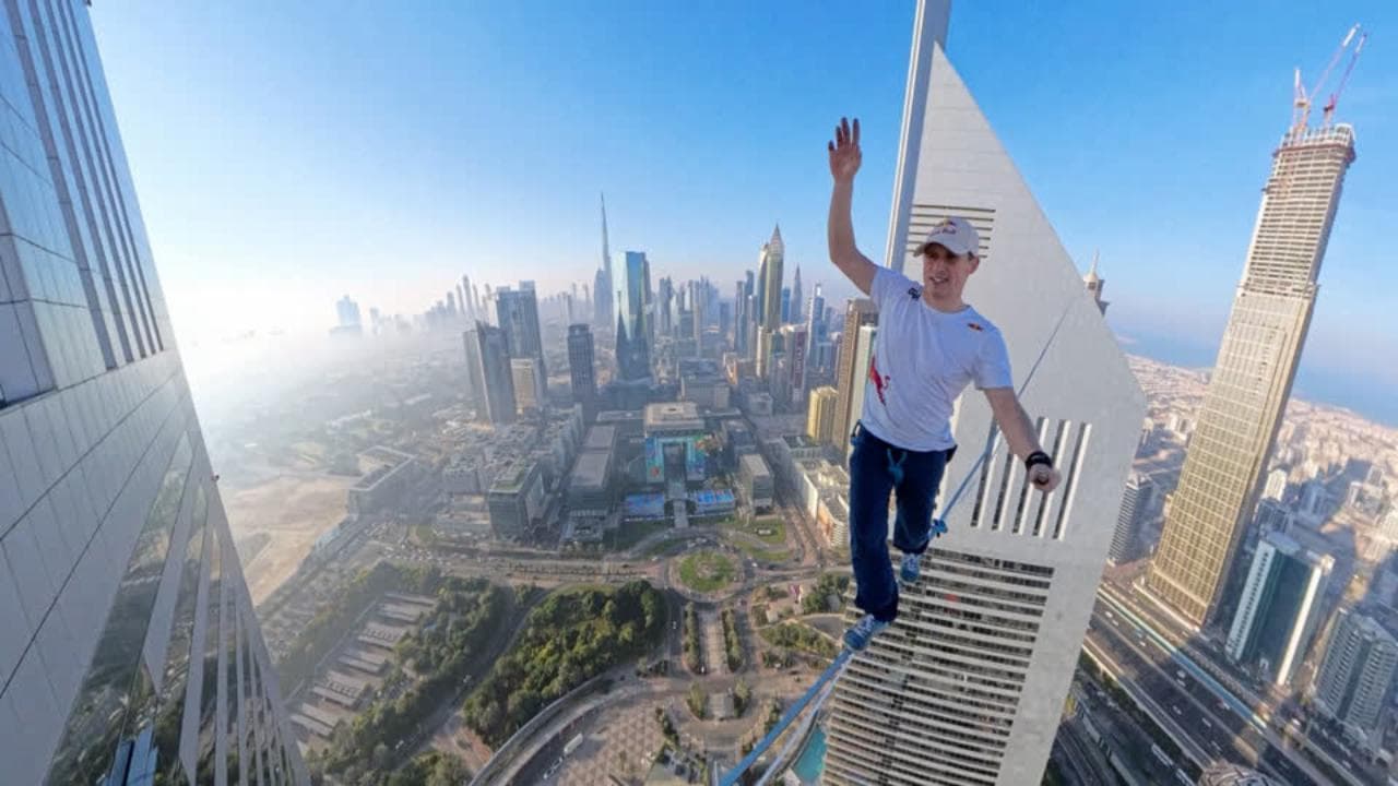 Camminare tra le nuvole: il campione di slackline 'passeggia' su un filo a 224 metri d'altezza