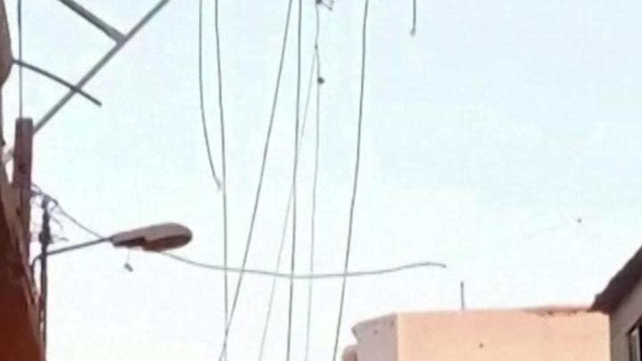 Il momento in cui un missile israeliano colpisce una casa palestinese nel campo profughi a Gaza
