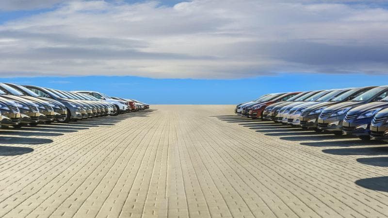 Auto, occhio ai prezzi: in arrivo rincari per le termiche e sconti per le elettriche. Ecco perché