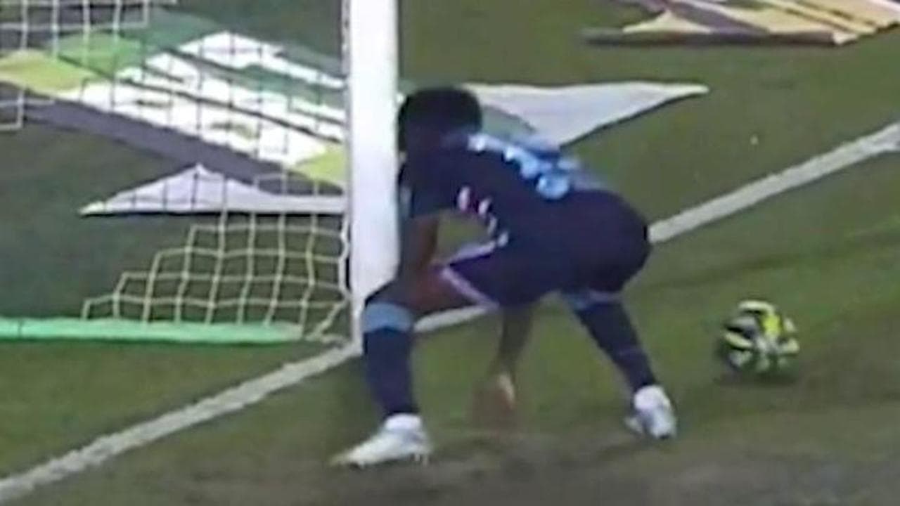 Akinsanmiro della Sampdoria imita una scimmia in risposta ai cori razzisti della curva del Brescia