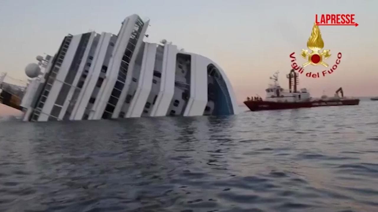 Costa Concordia, 13 anni fa il naufragio al Giglio: le immagini dei Vigili del fuoco