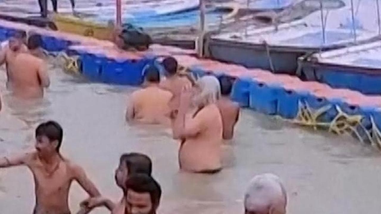 India, milioni di pellegrini al festival di Maha Kumbh per il bagno nel Gange: le immagini