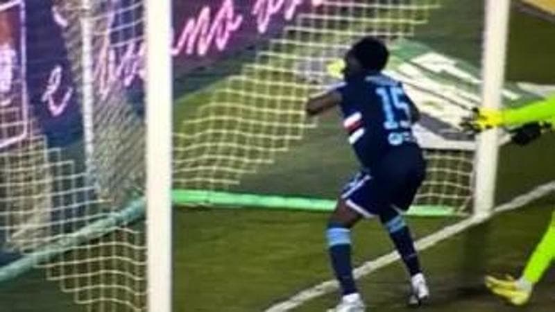 Akinsanmiro esulta imitando una scimmia sotto la curva del Brescia