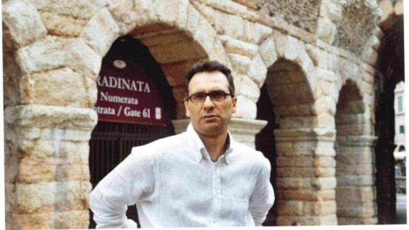 Uno scatto che ritrae il boss Matteo Messina Denaro davanti all'Arena di Verona nel 2006