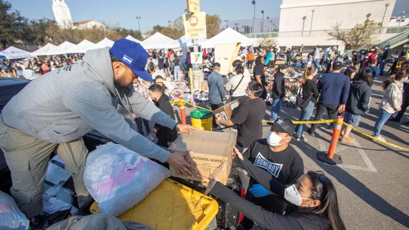 Roghi di Los Angeles, al rifugio di Pasadena tra chi prova a ripartire e chi ancora cerca i cari
