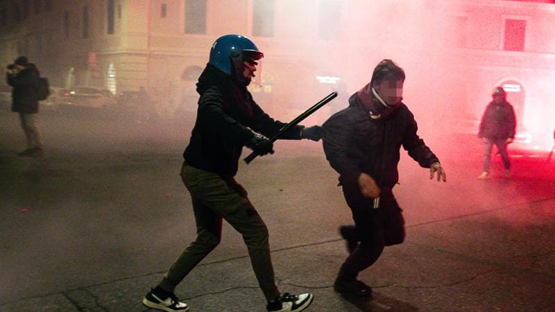 Scontri tra manifestanti e forze dell’ordine durante la manifestazione per Ramy Elgaml, nel quartiere di San Lorenzo, Roma, 11 gennaio 2025. ANSA/ANGELO CARCONI