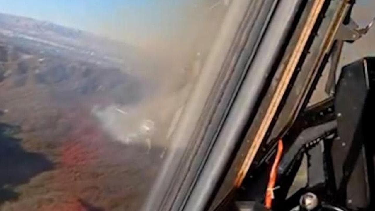 Los Angeles, l'aereo antincendio vola sopra Palisades: il video dalla cabina di pilotaggio