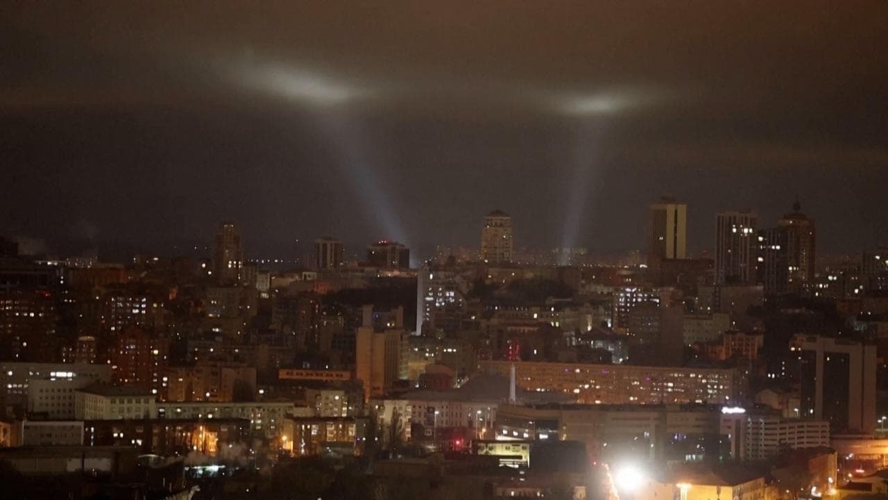 Kiev, attacco russo nella notte: sirene ed esplosioni nella capitale, abbattuti diversi droni